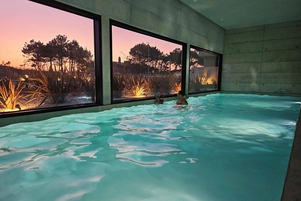 Een binnenzwembad en een verwarmd zwembad