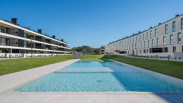 Een binnenzwembad en een verwarmd zwembad