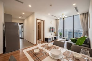 Apartamento luxo, 2 quartos, cozinha, vista para a cidade | Opções para refeição no quarto