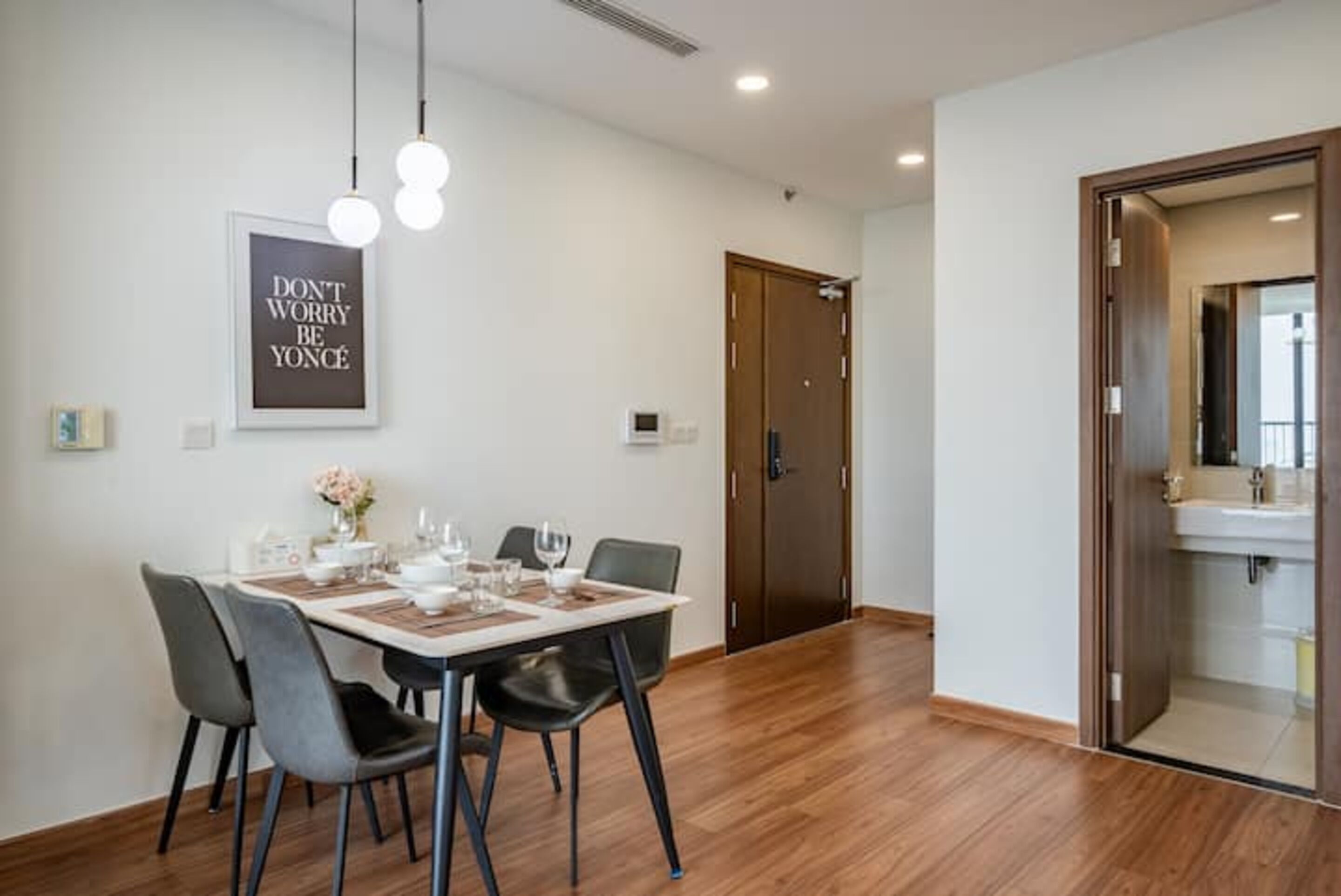 Odada yemek servisi
