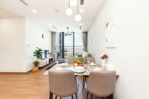 Superior Apartment, 3 Bedrooms, Kitchen, City View | Makan dalam bilik