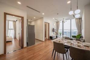 Appartement Deluxe, 2 chambres, cuisine, vue ville | Restauration dans la chambre