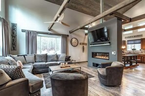TV, fireplace, video games - Owl's Nest Tall Pines Retreat (Williams)