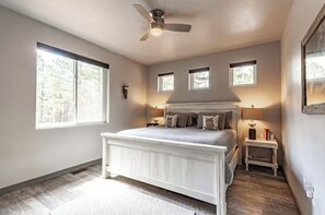 4 bedrooms, iron/ironing board, WiFi, bed sheets - Owl's Nest Tall Pines Retreat (Williams)