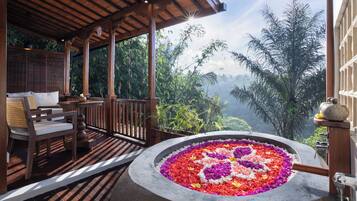 Honeymooner Rain Forest Valley Cabin with Free Minibar | Teras/patio