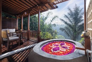 Honeymooner Rain Forest Valley Cabin with Free Minibar | Teras/patio