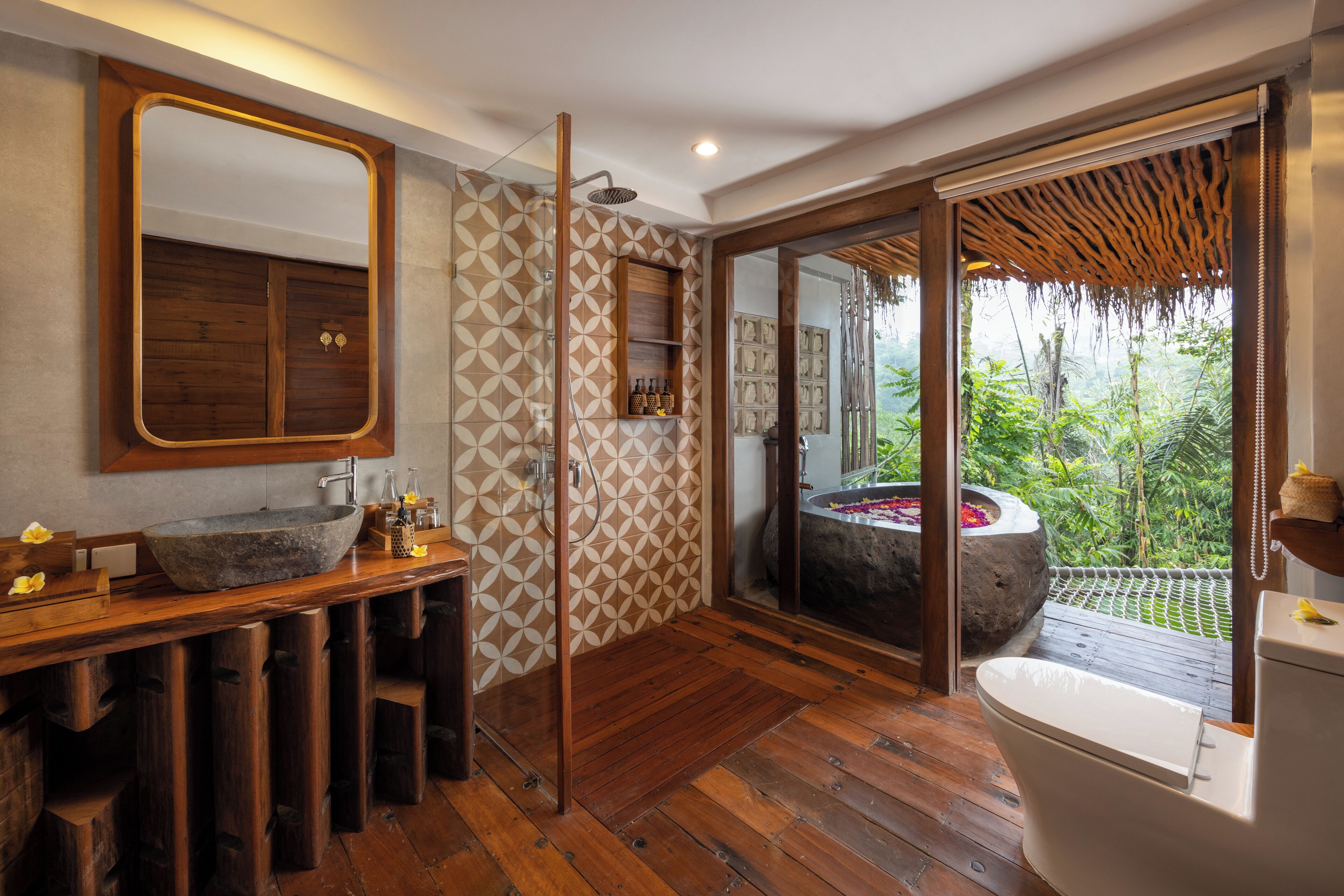 Honeymooner Rain Forest Jungle Cabin with Free Minibar | ห้องน้ำ | รองเท้าสวมภายในห้อง