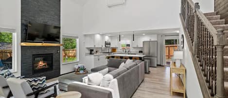 Smart TV, chimenea y libros