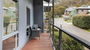 A balcony with a view of a residential street and hills. - Snowbound 2 - Family Ski Chalet, 5 minute walk to the slopes (Thredbo)