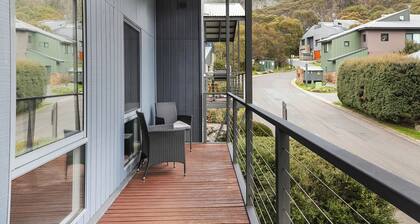 Snowbound 2 - Family Ski Chalet, 5 minute walk to the slopes