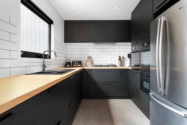 Refrigerador, microondas, horno, placa de cocina