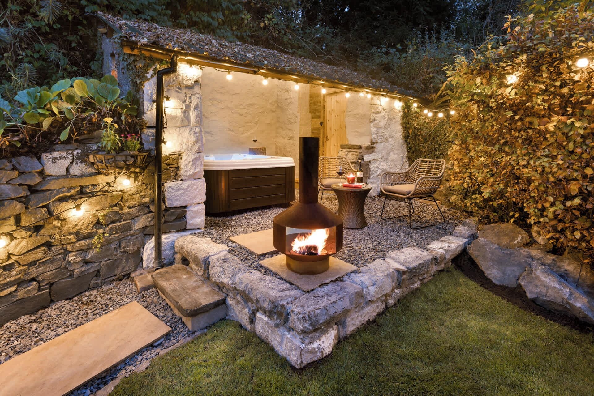 Outdoor spa tub