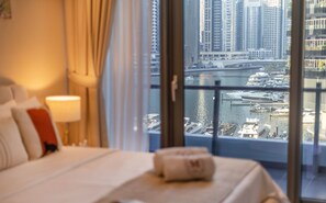 Apartamento de lujo, balcón, vistas al puerto deportivo | 2 dormitorios, caja fuerte, wifi gratis