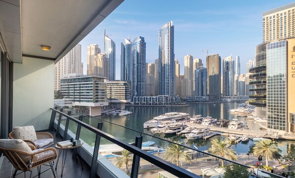 Balcony - Stylish Marina-Front 2BR | Dubai Marina | Near Top Attractions (Dubai)