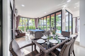 บ้านพัก, 3 ห้องนอน, สระว่ายน้ำส่วนตัว, วิวสวนสาธารณะ | บริเวณนั่งเล่น | ทีวีจอแบน