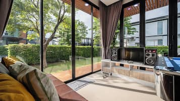 Rumah, 3 kamar tidur, kolam renang pribadi, pemandangan taman | Area keluarga | TV layar datar
