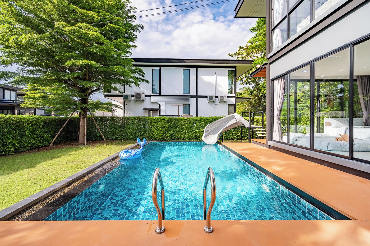 Kolam renang outdoor