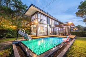 บ้านพัก, 3 ห้องนอน, สระว่ายน้ำส่วนตัว, วิวสวนสาธารณะ | บริเวณนั่งเล่น | ทีวีจอแบน