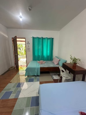 Quadruple Room | Free WiFi - moonlight inn catangnan (General Luna)