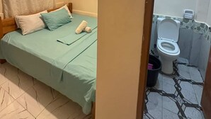Ein kleines, gemütliches Schlafzimmer mit einem Einzelbett, einem Nachttisch und einem Fenster mit Vorhang.
