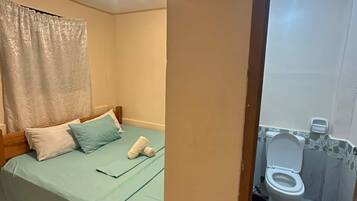 Room | Bathroom | Towels, soap, shampoo, toilet paper