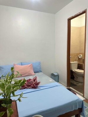 Habitación cuádruple | Baño | Toallas, jabón, shampoo, papel de baño 