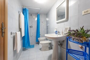 Shower, hair dryer, bidet, towels - Villa Miranda - Salento Reservation (Torre Suda)