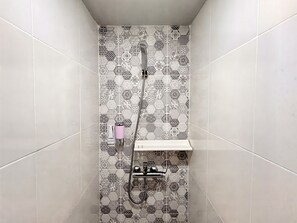 Shower, rainfall showerhead, free toiletries, hair dryer - Friends Hostel - Phuket Airport (Sa Khu)