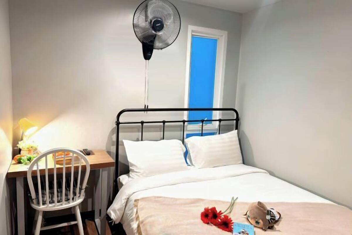 Decoración personalizada, muebles diferentes y wifi gratis