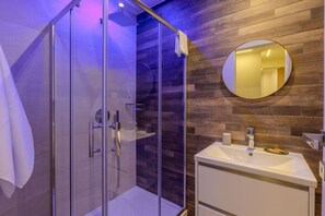 Shower, hair dryer - Beautiful villa with pool, SPA and panoramic sea views, just 10 minutes from the beaches of Pineto (Atri)