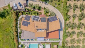 An aerial view of a resort with a swimming pool, sun loungers, and solar panels on the roof. - Beautiful villa with pool, SPA and panoramic sea views, just 10 minutes from the beaches of Pineto (Atri)