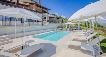 Beautiful villa with pool, SPA and panoramic sea views, just 10 minutes from the beaches of Pineto