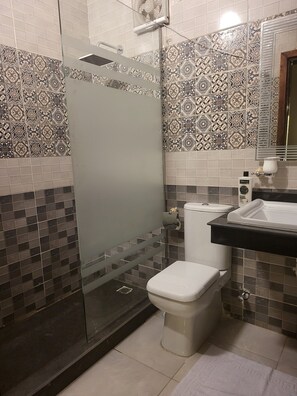 Combined shower/bathtub, hair dryer, towels, soap - AliBaba Pyramids (Giza)