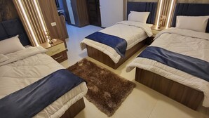 Chambre triple, balcon, vue sur la ville