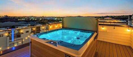 Banyera d'hidromassatge a l'aire lliure