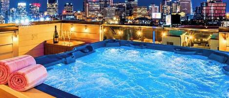 Outdoor spa tub