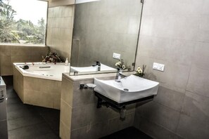 Luxury Apartment, Kitchen, Lagoon View | Bathroom