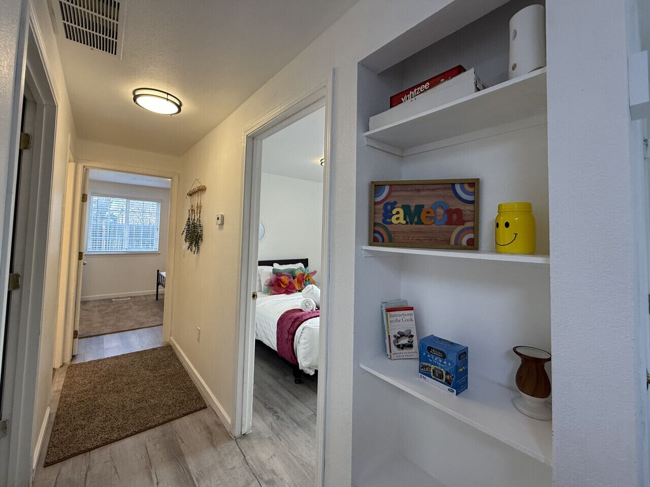 2 間睡房、書桌、熨斗/熨衫板、可攜式嬰兒床