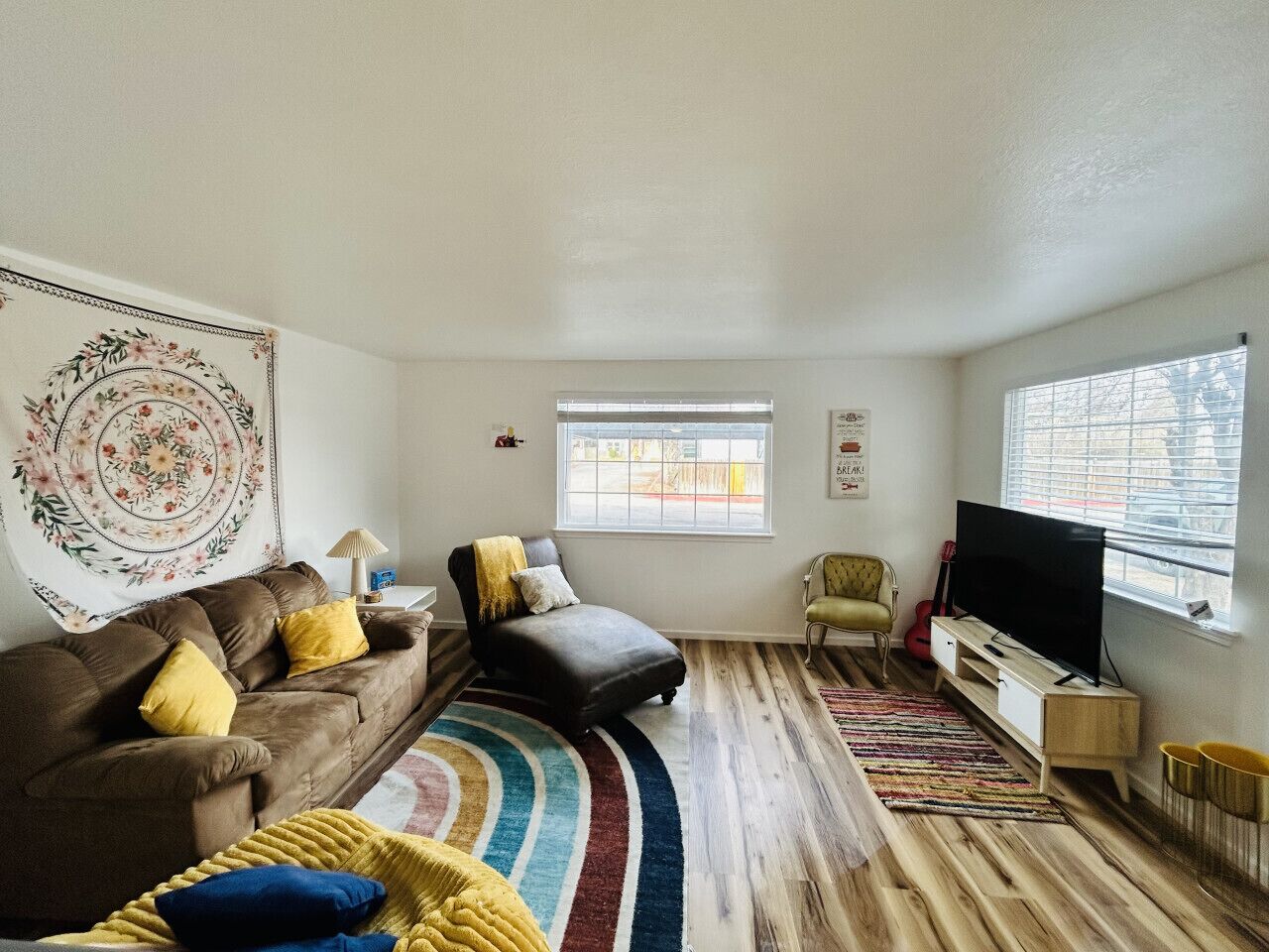 Smart-TV, peis og bøker