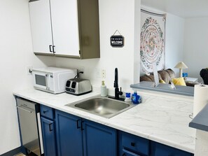 Frigorífico, microondas, horno y placa de cocina