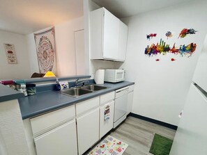 Kylskåp, mikrovågsugn, ugn och spishäll