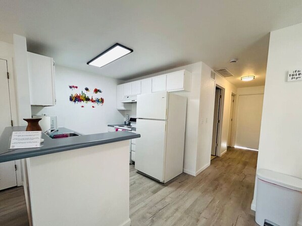 冰箱、微波炉、烤箱、炉灶