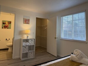 2 sovrum, skrivbord, strykjärn/strykbräda och resesäng