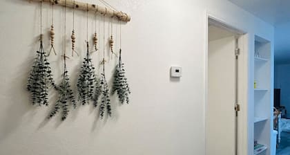 Phoebe’s Place • Friends-Themed • Newly Renovated • 2BR • Pet Friendly • Near Airport & Downtown