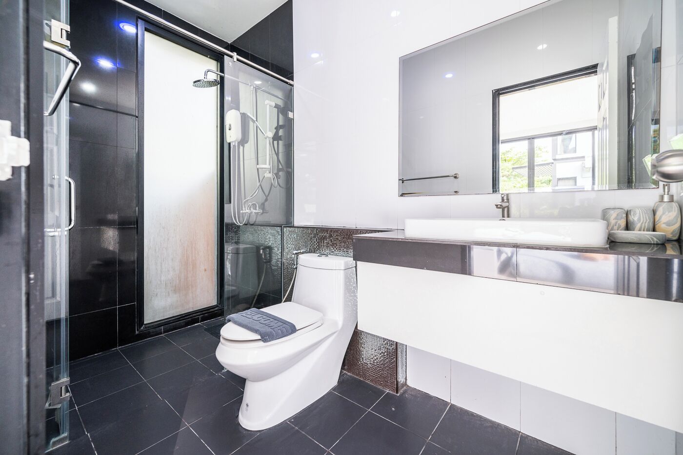 Secador de cabelo, toalhas de banho, sabonete, shampoo