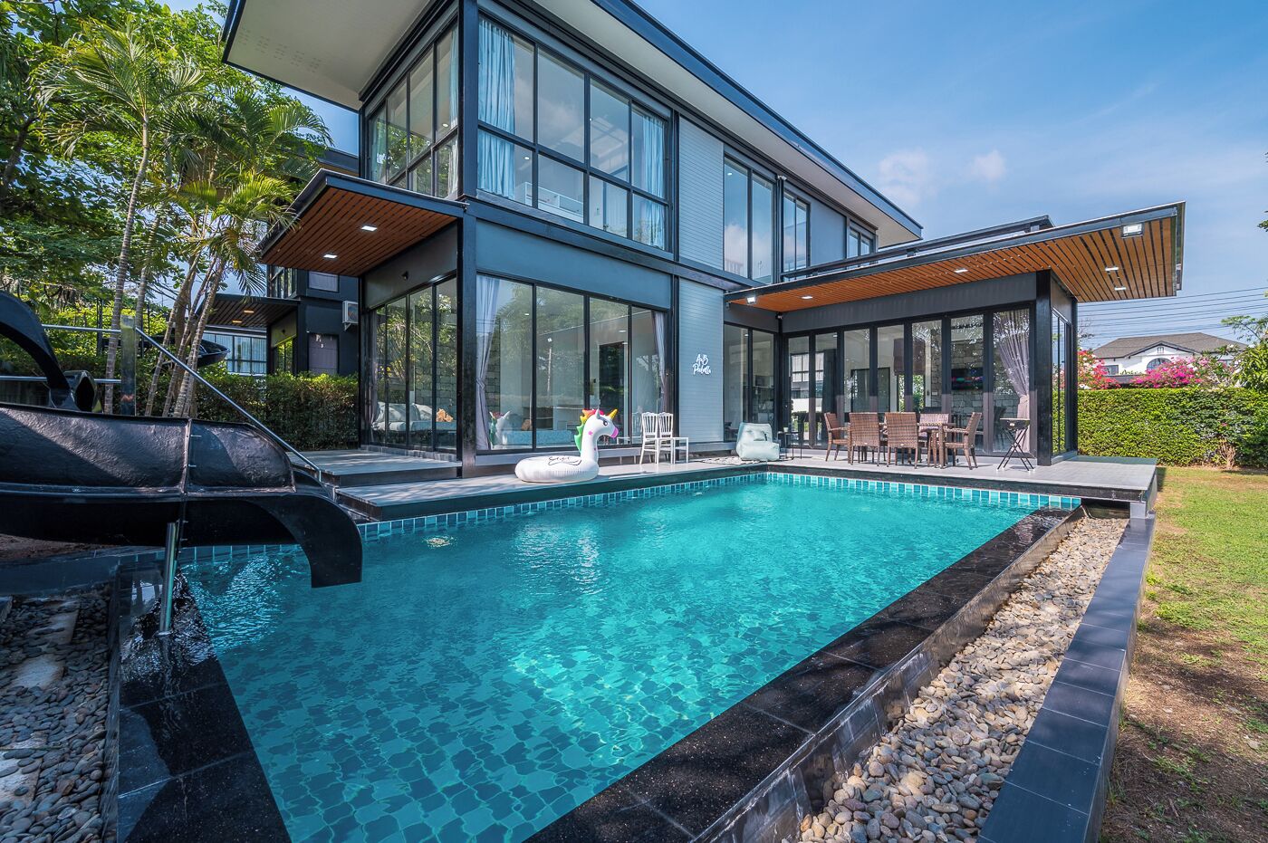 Una piscina al aire libre