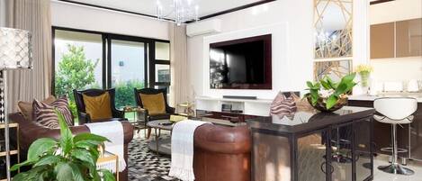 Luxury House, Garden View | Living area