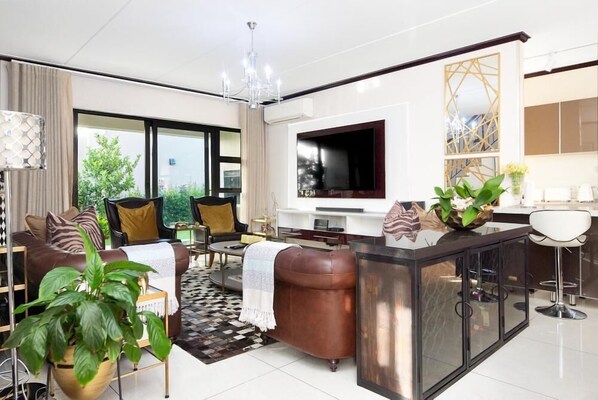 Nhà Cao cấp, quang cảnh vườn | Khu phòng khách