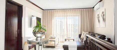 Luxury House, Garden View | Living area