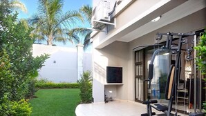 A modern building with a gym on the ground floor, a flat roof, and a well-maintained lawn. - Craigavon House by Tanaka Kingdom  (Fourways)